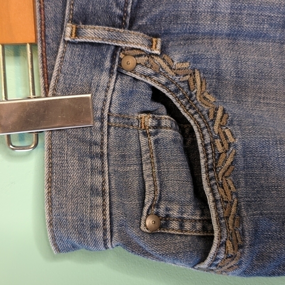 EDDIE Bauer Shorts Boyfriend Fit Embroidered Faded Denim 10 - Picture 3 of 6